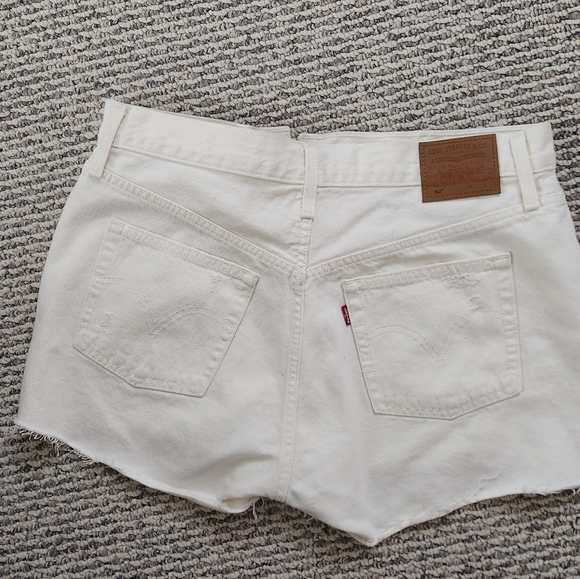 Levis white denim shorts - Picture 2 of 3